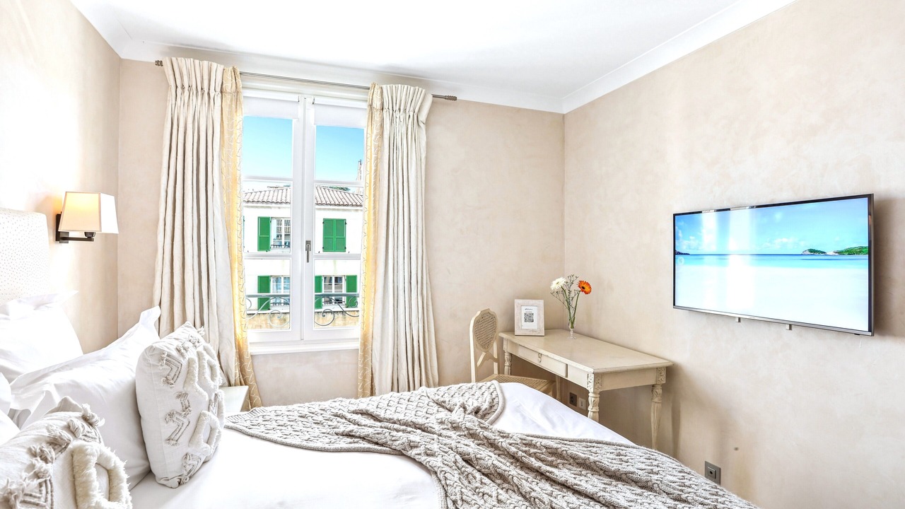 Photo of Bedroom in Saint-Tropez City Centre