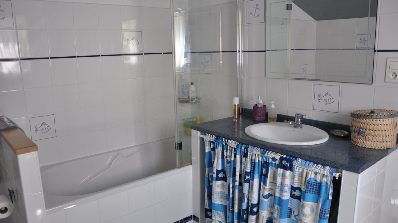 Photo of Bathroom in Tredrez-Locquemeau