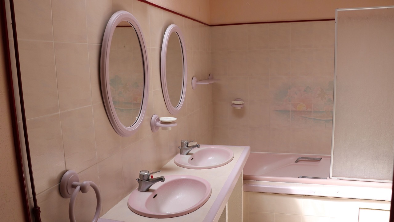 Photo of Bathroom in Courties