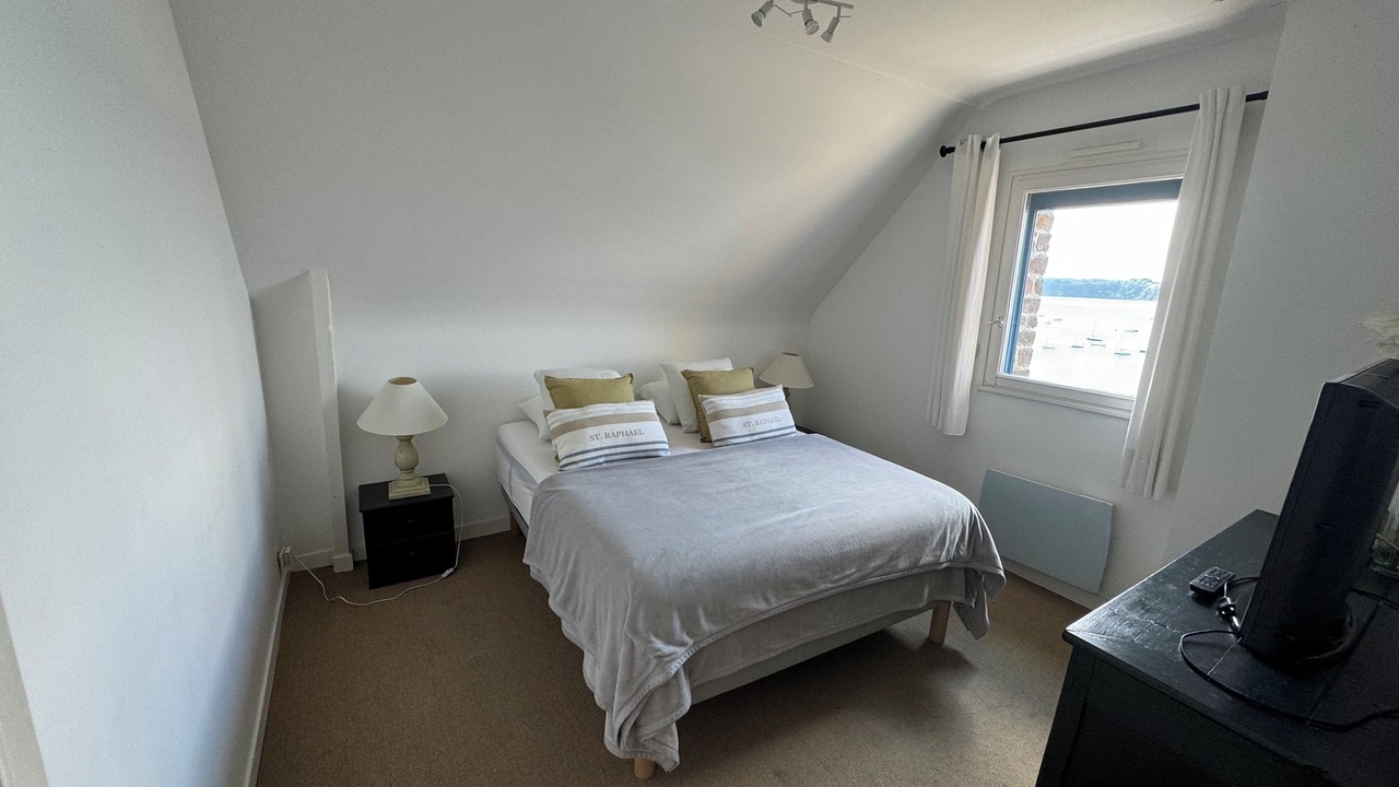 Photo of Bedroom in Saint-Suliac
