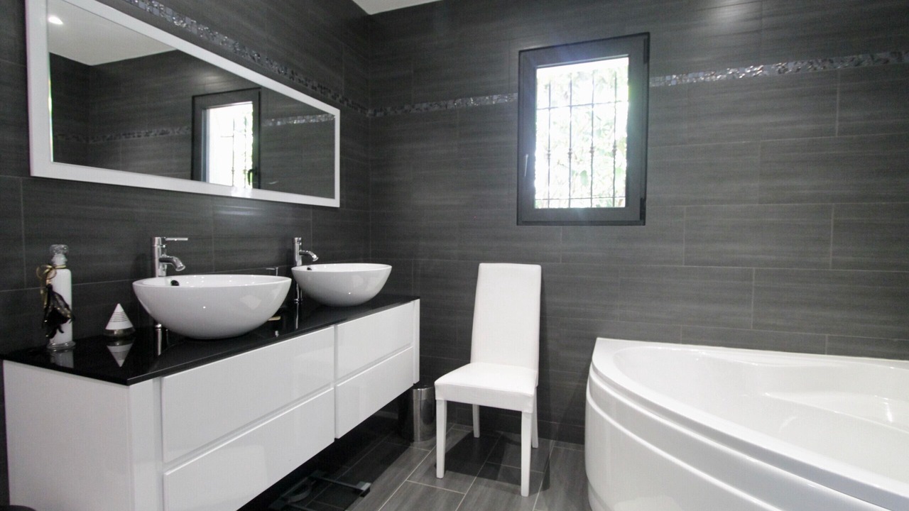 Photo of Bathroom in Rochefort-du-Gard