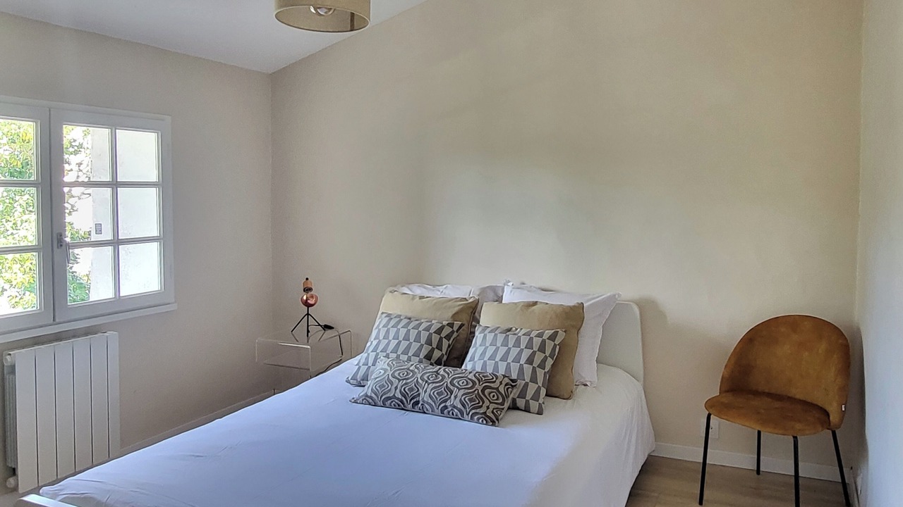Photo of Bedroom in Creon