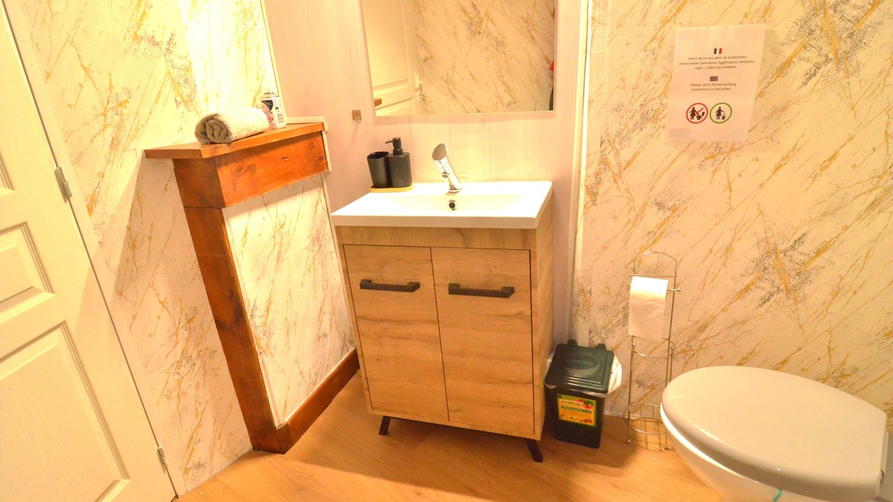 Photo of Bathroom in Campan