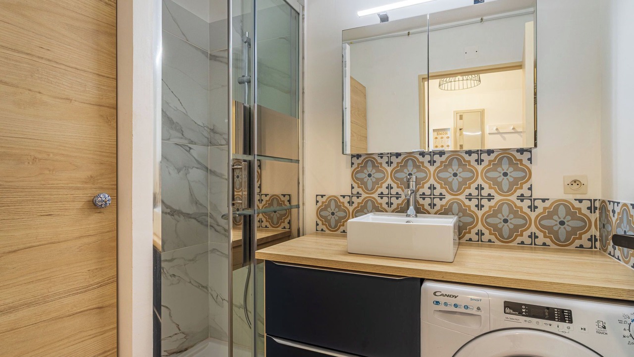 Photo of Bathroom in Hyeres City Centre