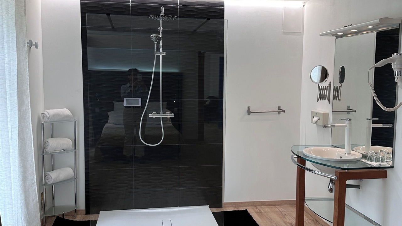 Photo of Bathroom in Villeneuve-l'Archeveque