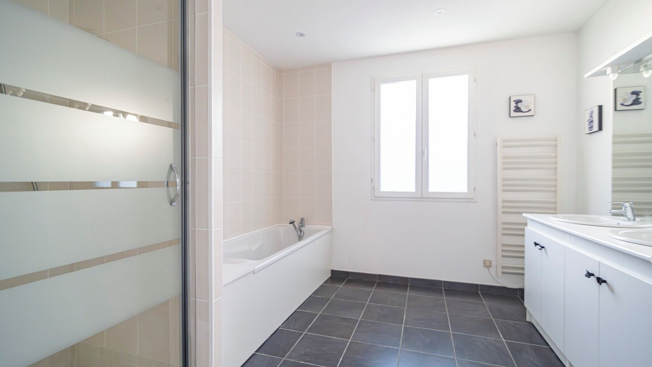 Photo of Bathroom in Cormontreuil