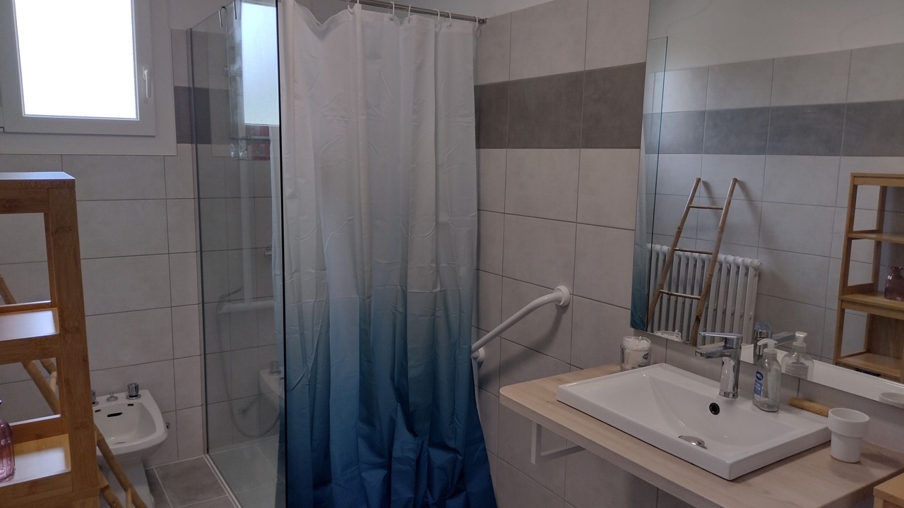 Photo of Bathroom in Lamballe
