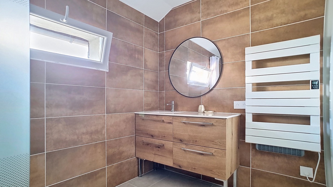 Photo of Bathroom in Real