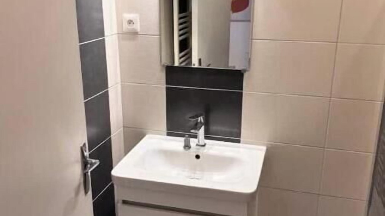 Photo of Bathroom in Poincare - Foch - Anatole France - Croix de Bourgogne