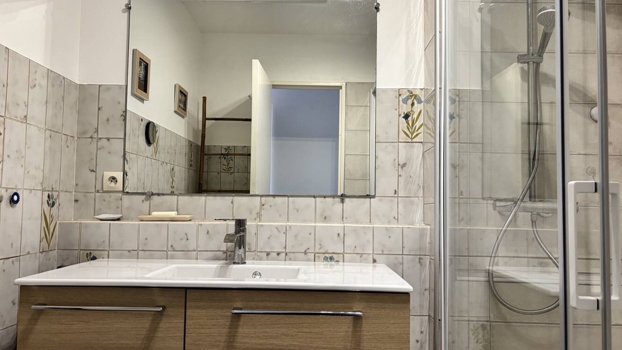 Photo of Bathroom in Hyeres City Centre