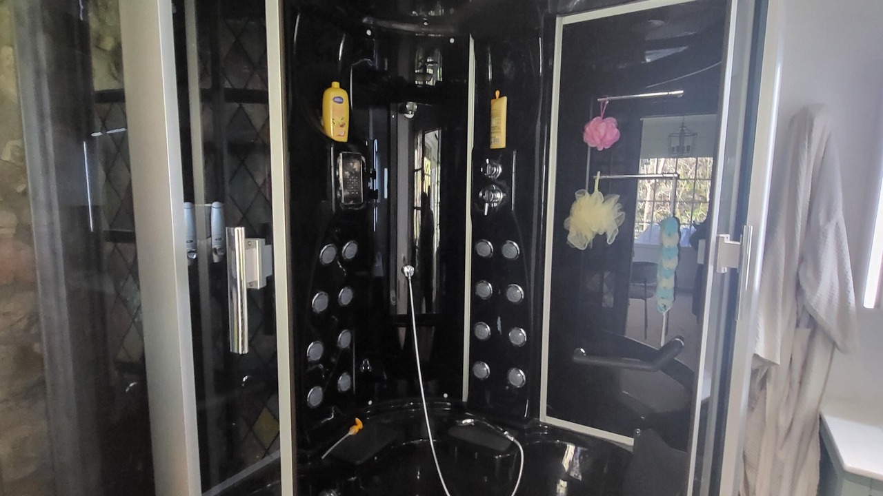 Photo of Bathroom in Louvie Juzon
