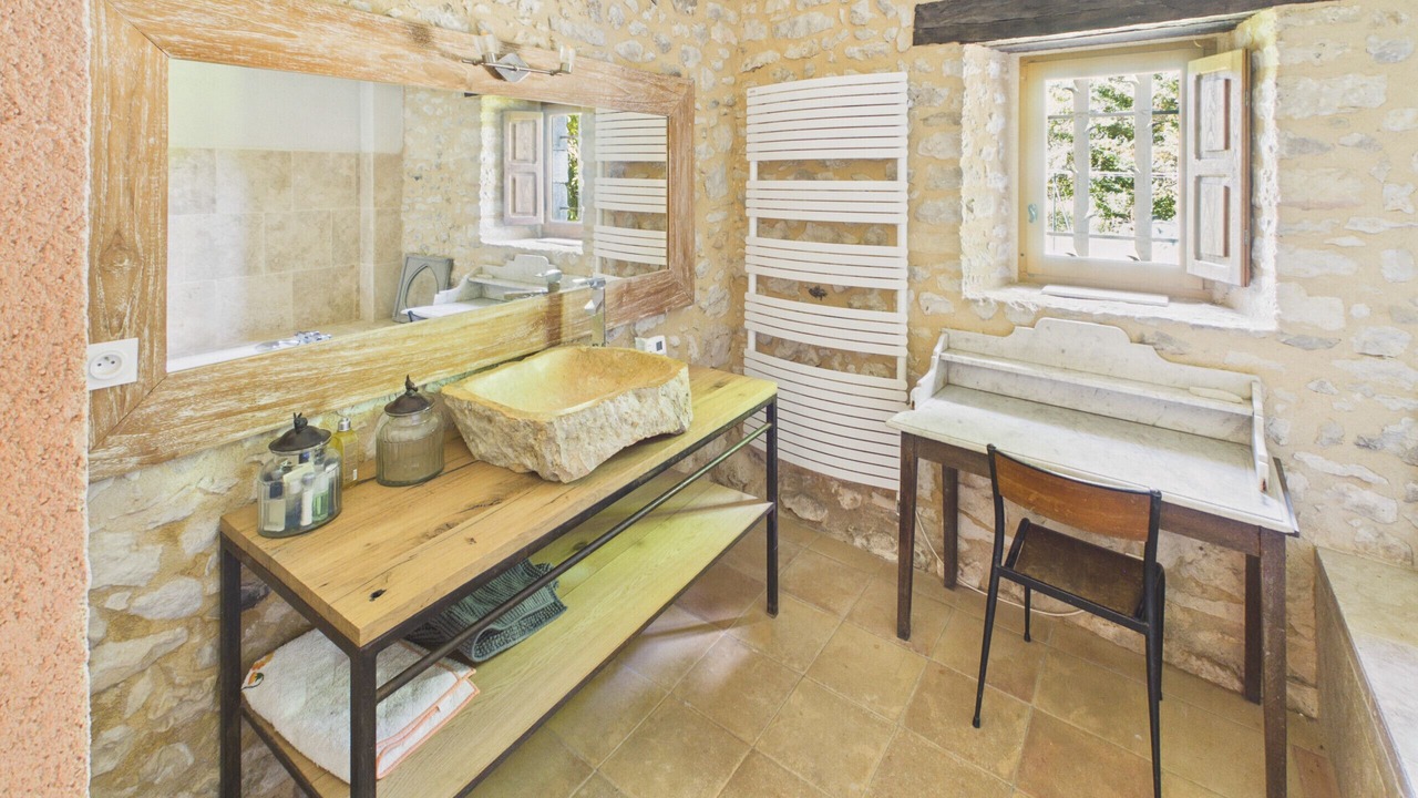 Photo of Bathroom in Thenon
