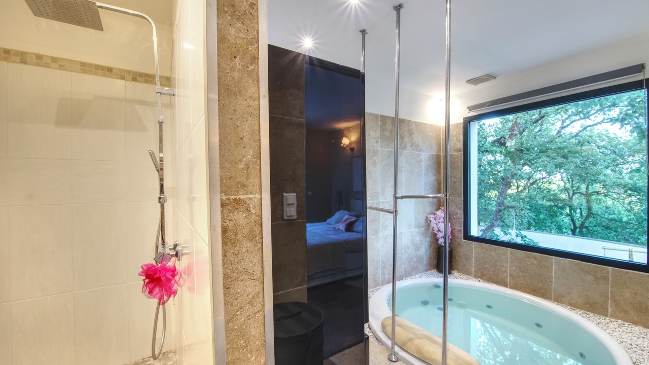 Photo of Bathroom in Rochefort-du-Gard