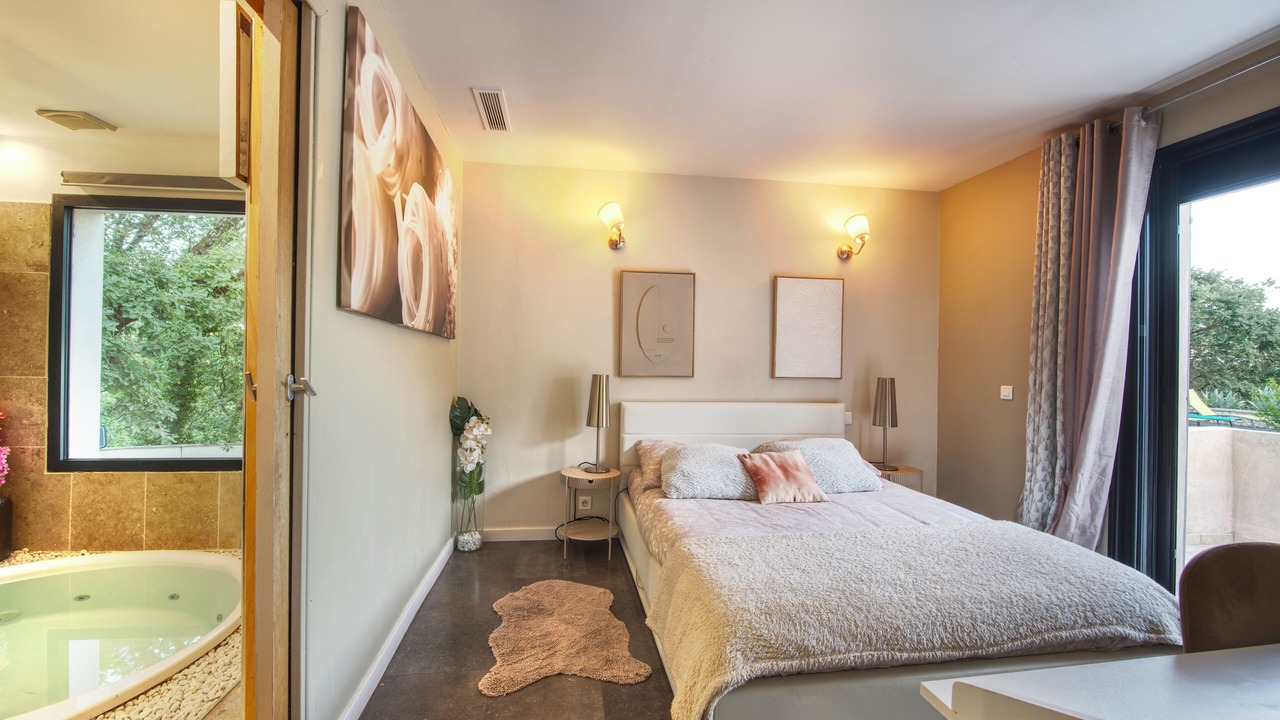 Photo of Bedroom in Rochefort-du-Gard