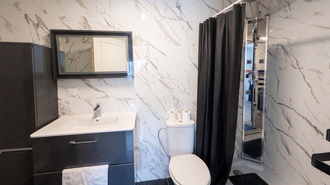 Photo of Bathroom in Villeneuve-sur-Yonne