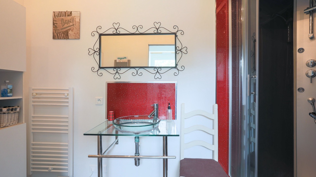 Photo of Bathroom in Allineuc