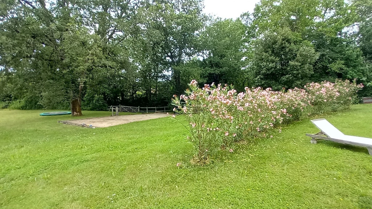 Photo of Outdoor in Courties