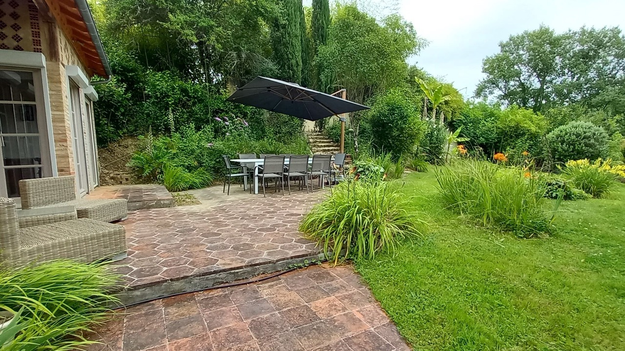 Photo of Outdoor in Courties