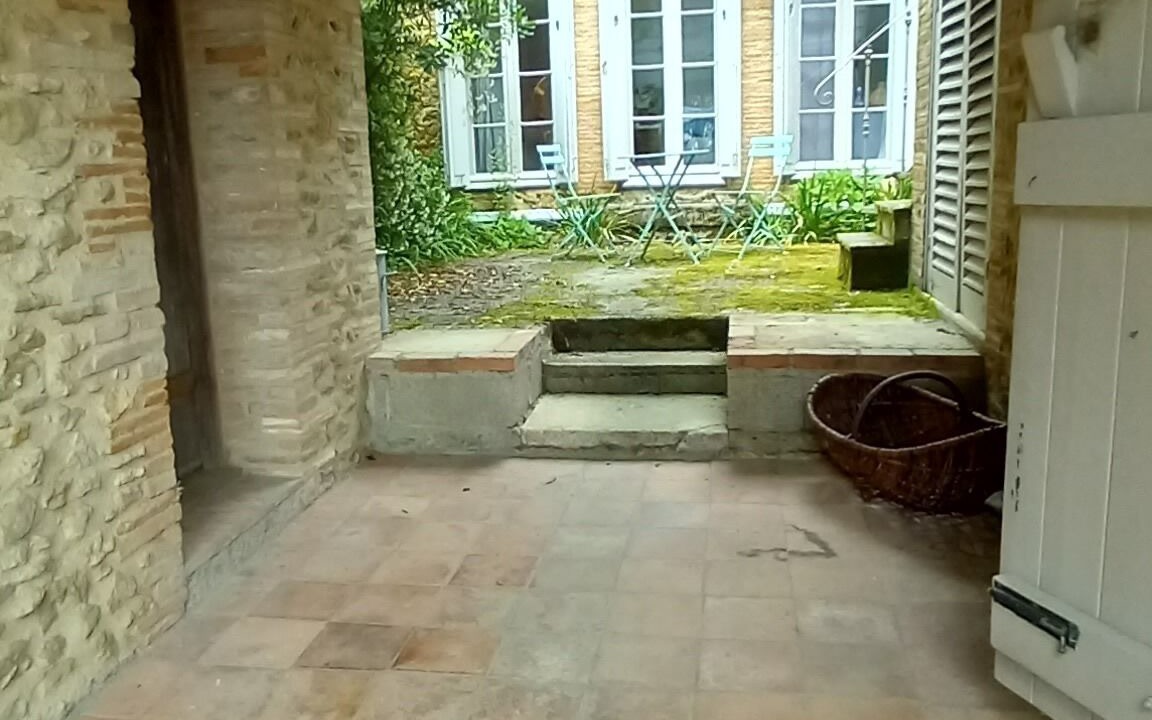 Photo of Outdoor in Courties