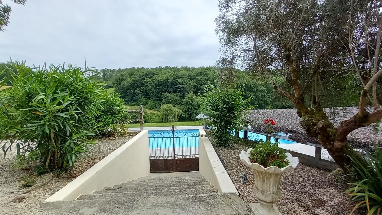 Photo of Outdoor in Courties