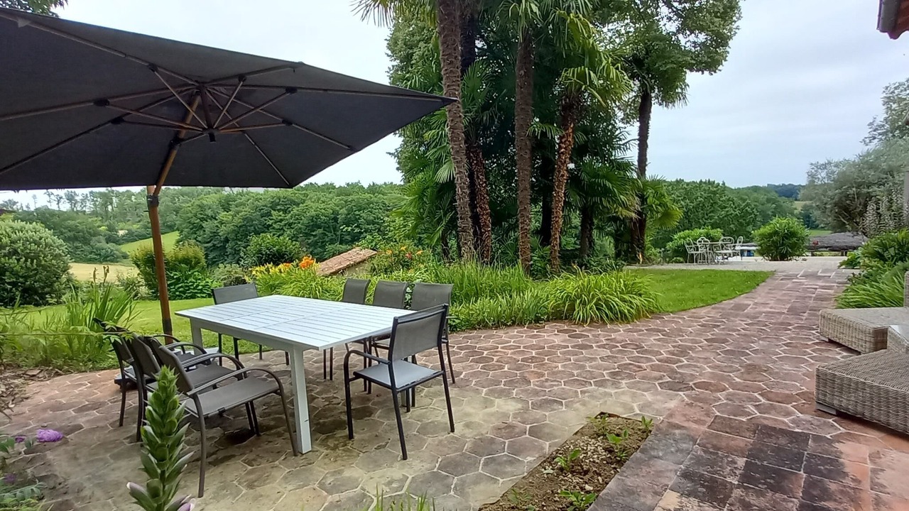 Photo of Outdoor in Courties