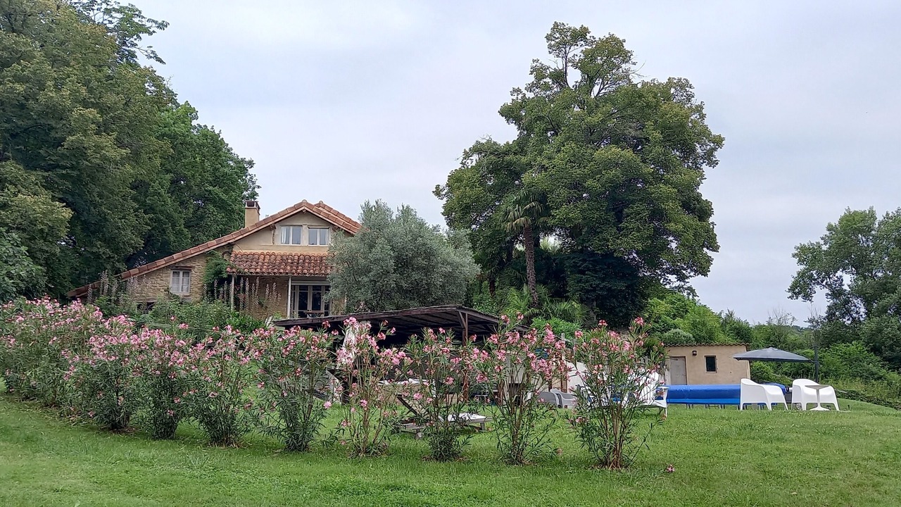 Photo of Outdoor in Courties