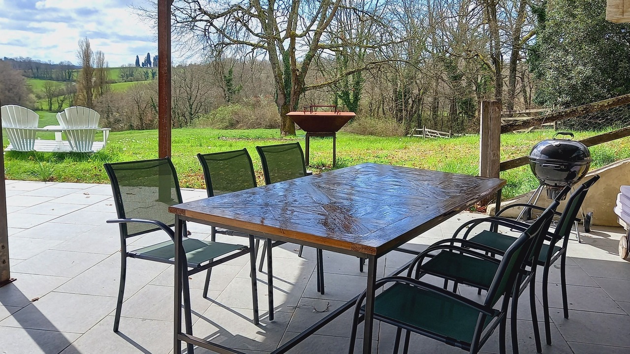 Photo of Outdoor in Courties