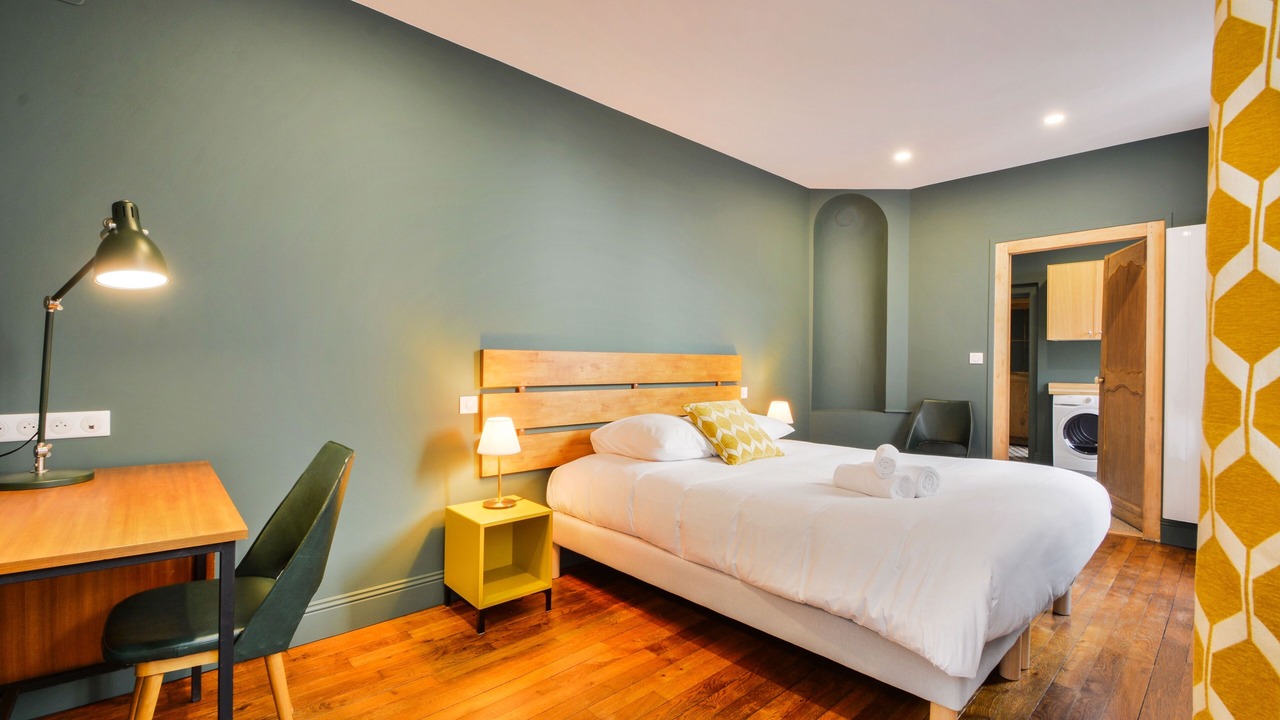 Photo of Bedroom in Poincare - Foch - Anatole France - Croix de Bourgogne