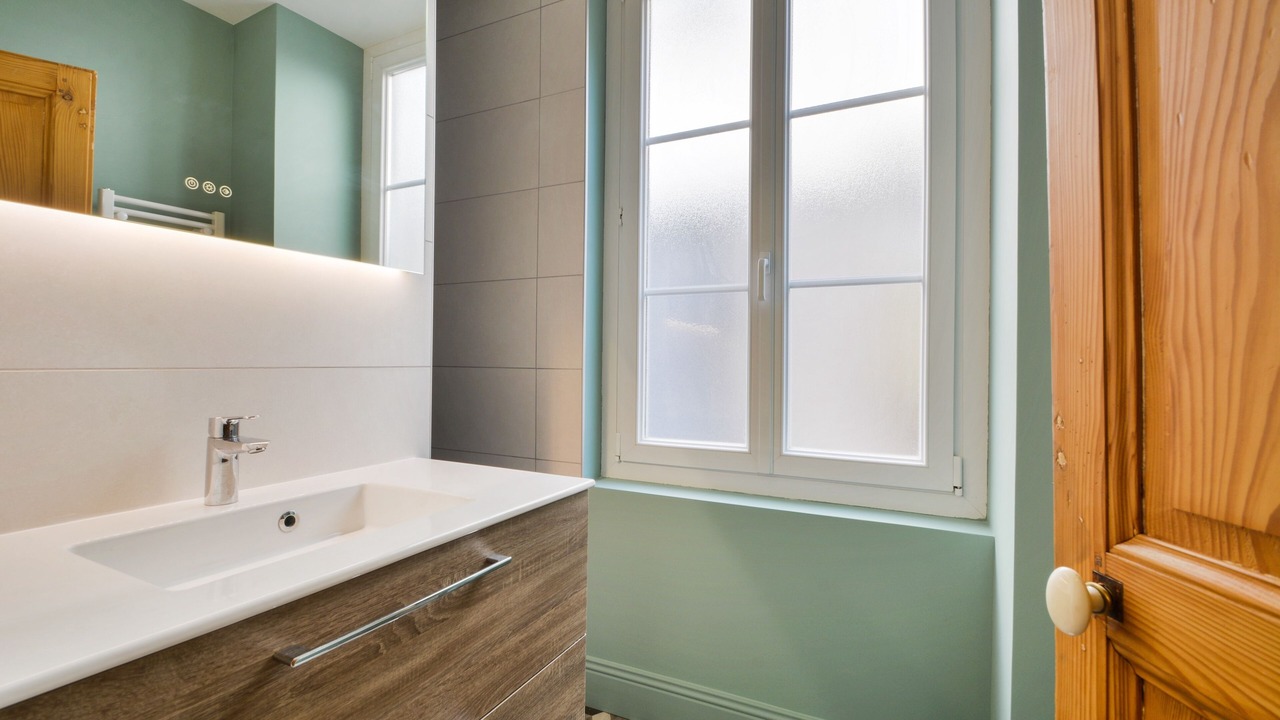 Photo of Bathroom in Poincare - Foch - Anatole France - Croix de Bourgogne