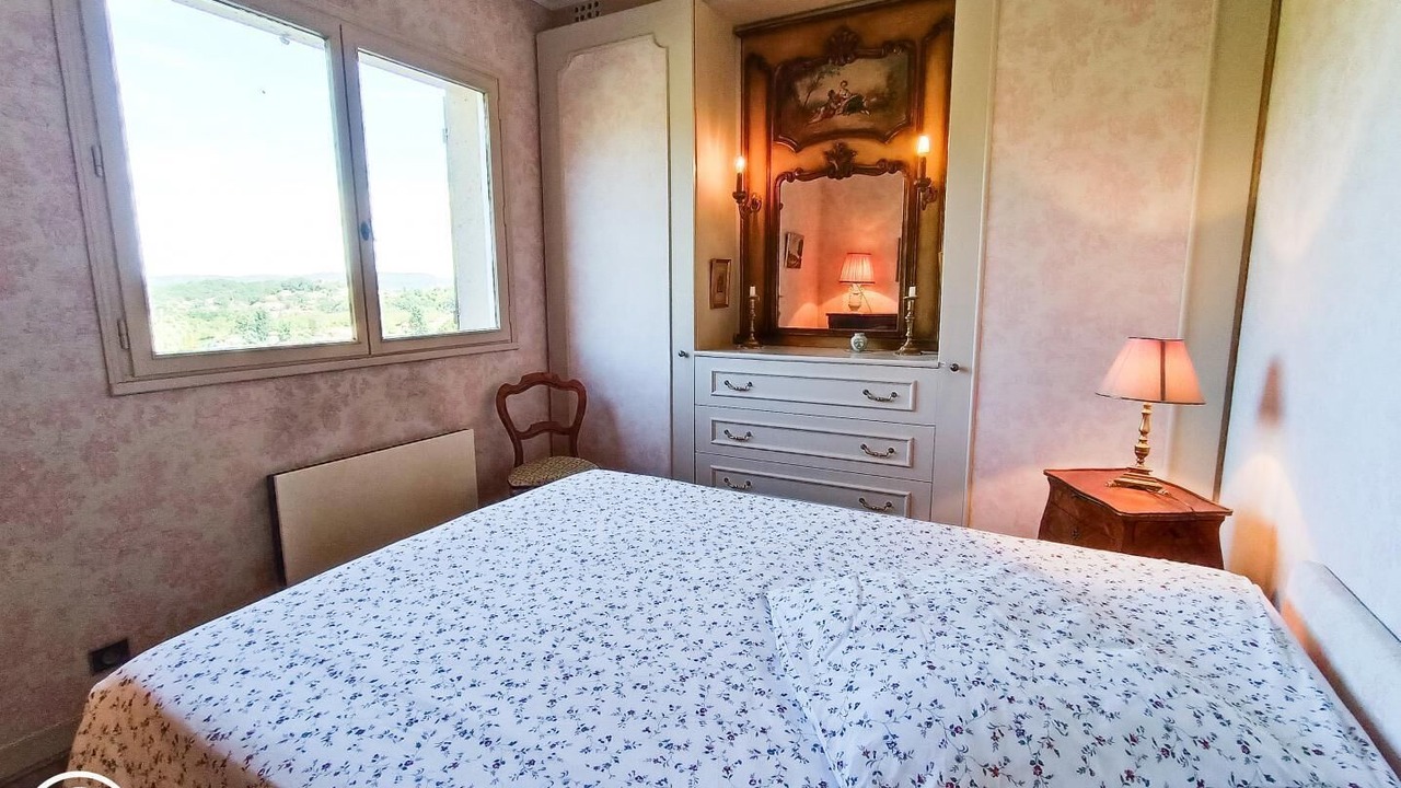 Photo of Bedroom in Douelle