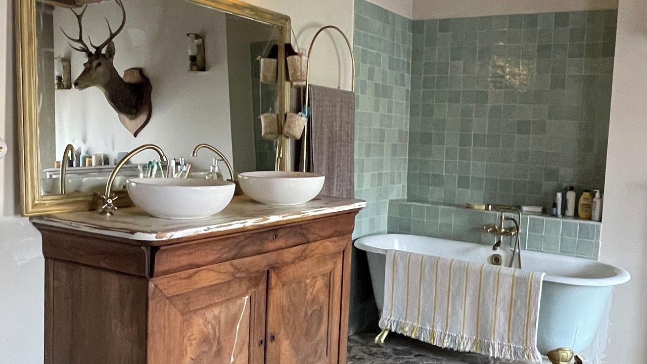 Photo of Bathroom in Villeneuve-l'Archeveque