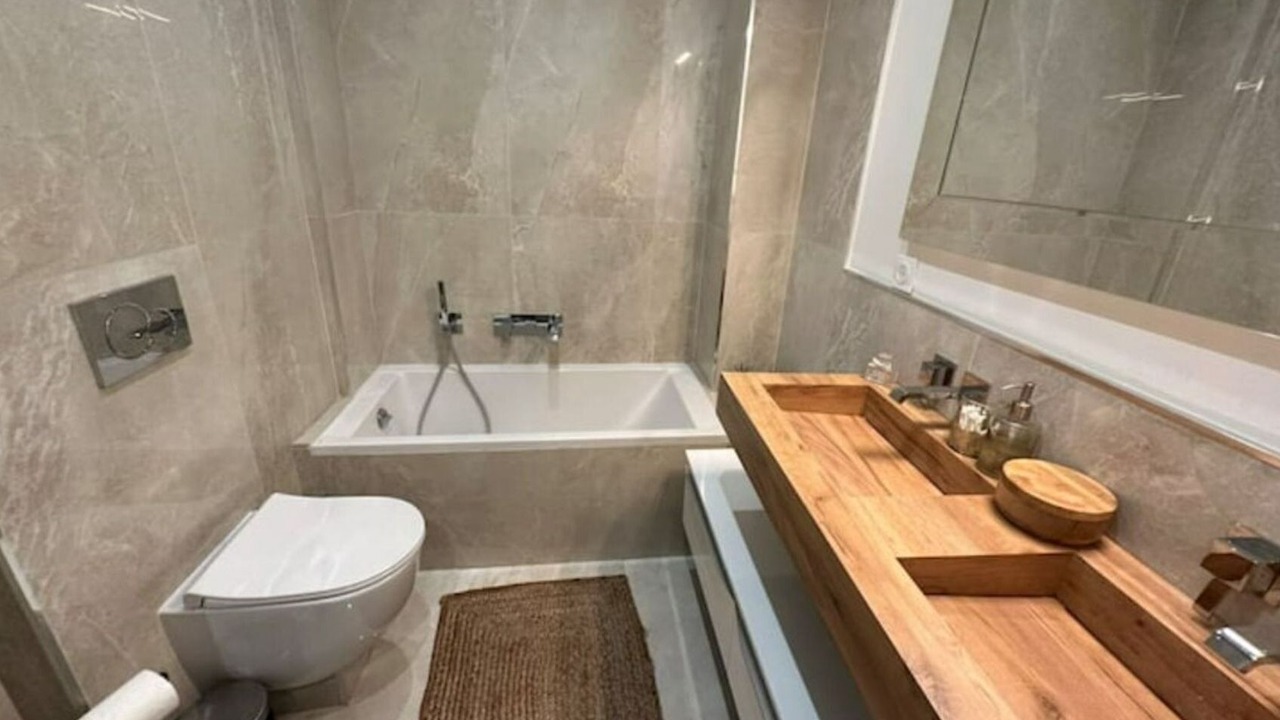 Photo of Bathroom in Musicians Quarter