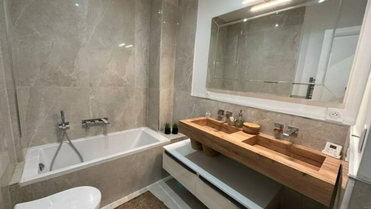 Photo of Bathroom in Musicians Quarter