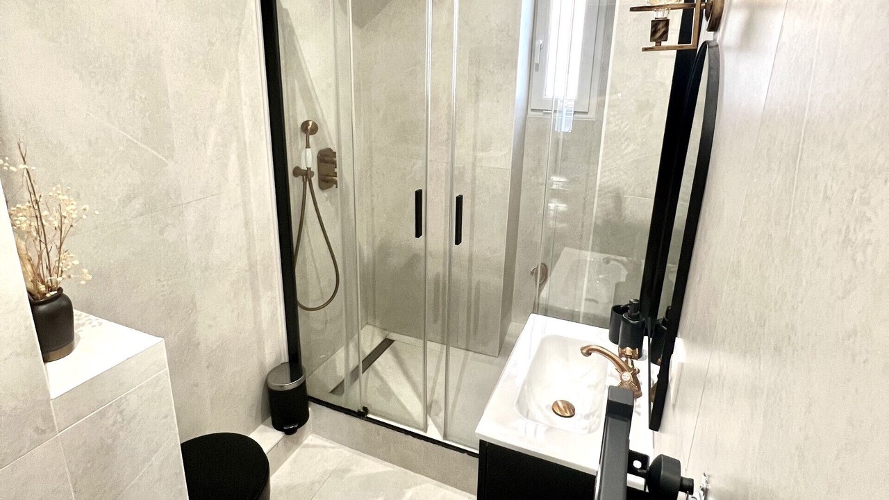 Photo of Bathroom in Musicians Quarter