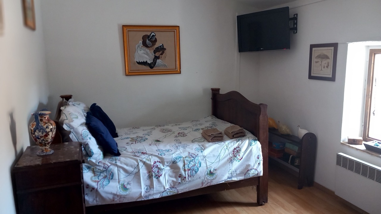 Photo of Bedroom in Jonquieres-Saint-Vincent