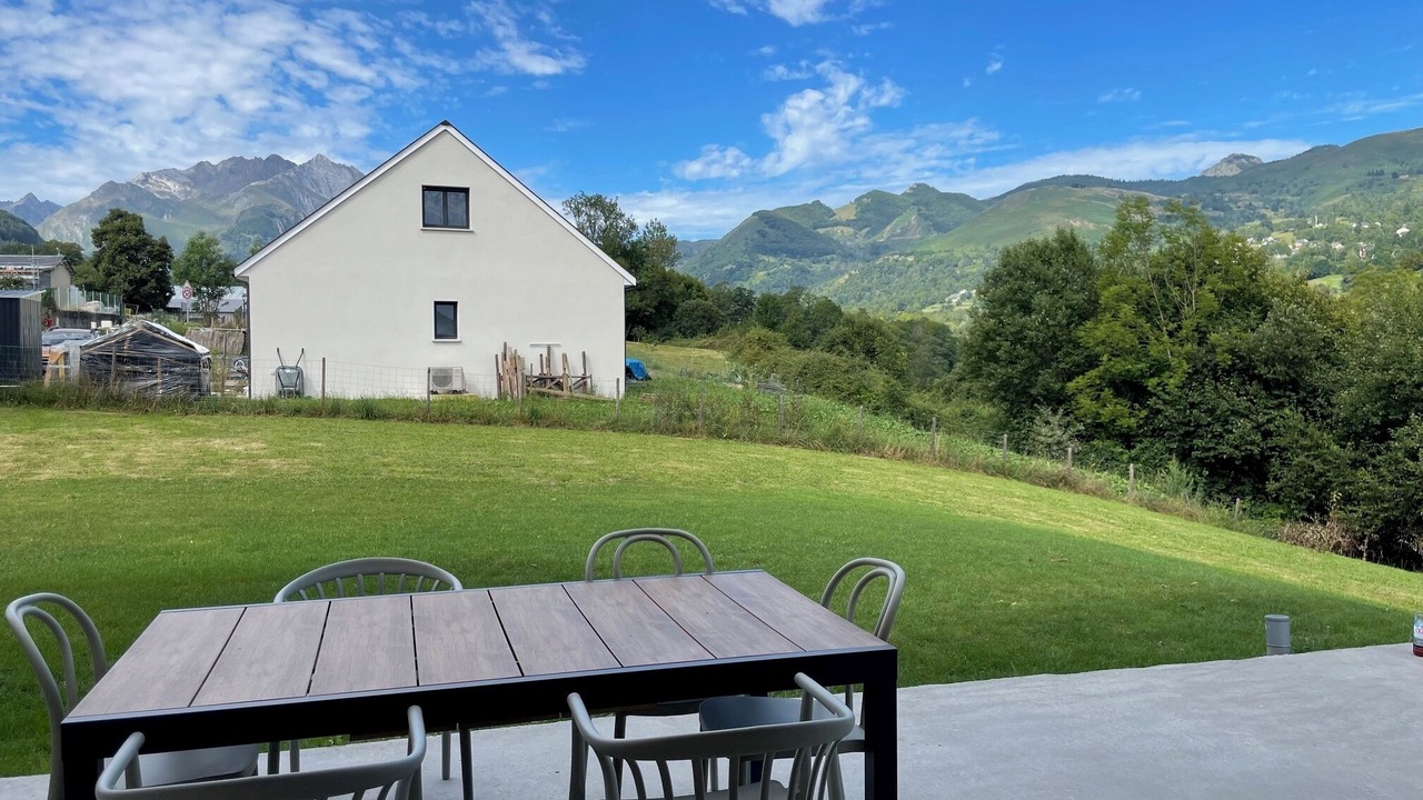 Photo of Outdoor in Bun