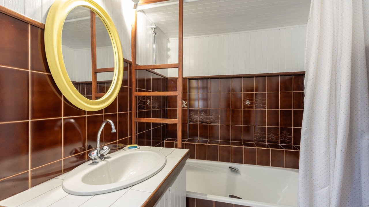 Photo of Bathroom in Louvie Juzon