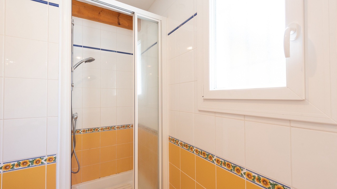 Photo of Bathroom in Louvie Juzon