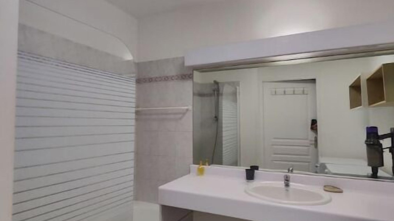 Photo of Bathroom in Hyeres City Centre