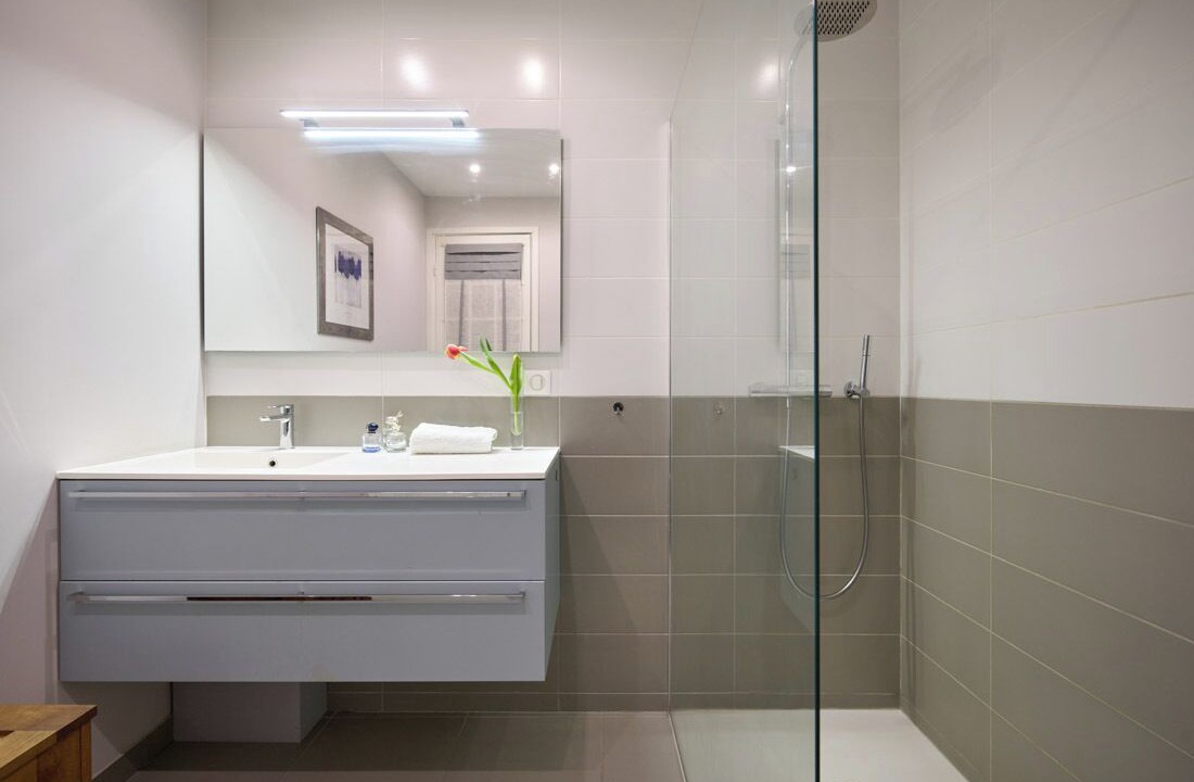 Photo of Bathroom in Musicians Quarter