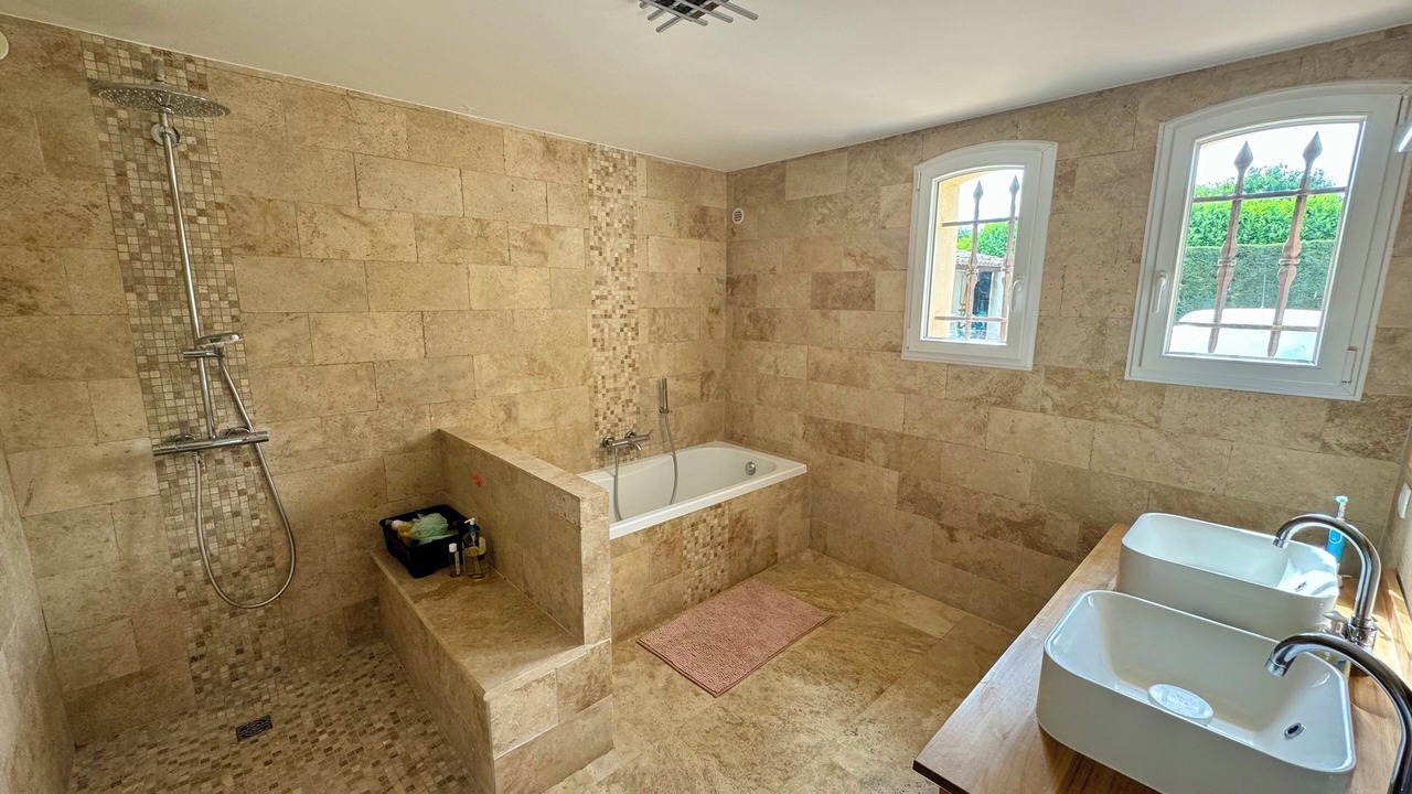 Photo of Bathroom in Biot
