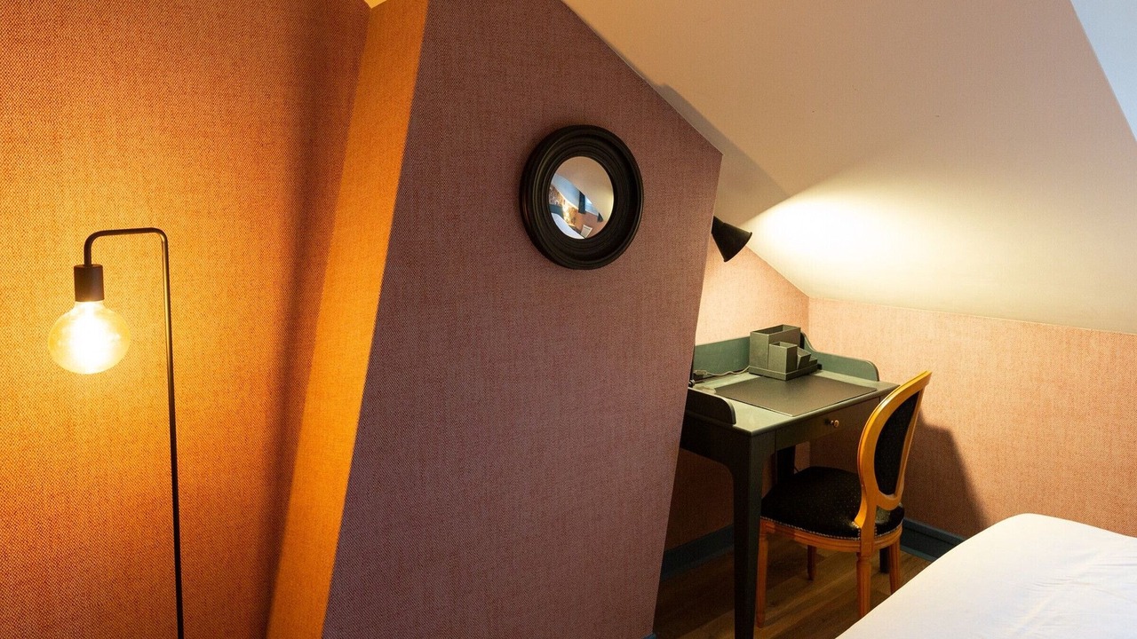 Photo of Bedroom in Poincare - Foch - Anatole France - Croix de Bourgogne
