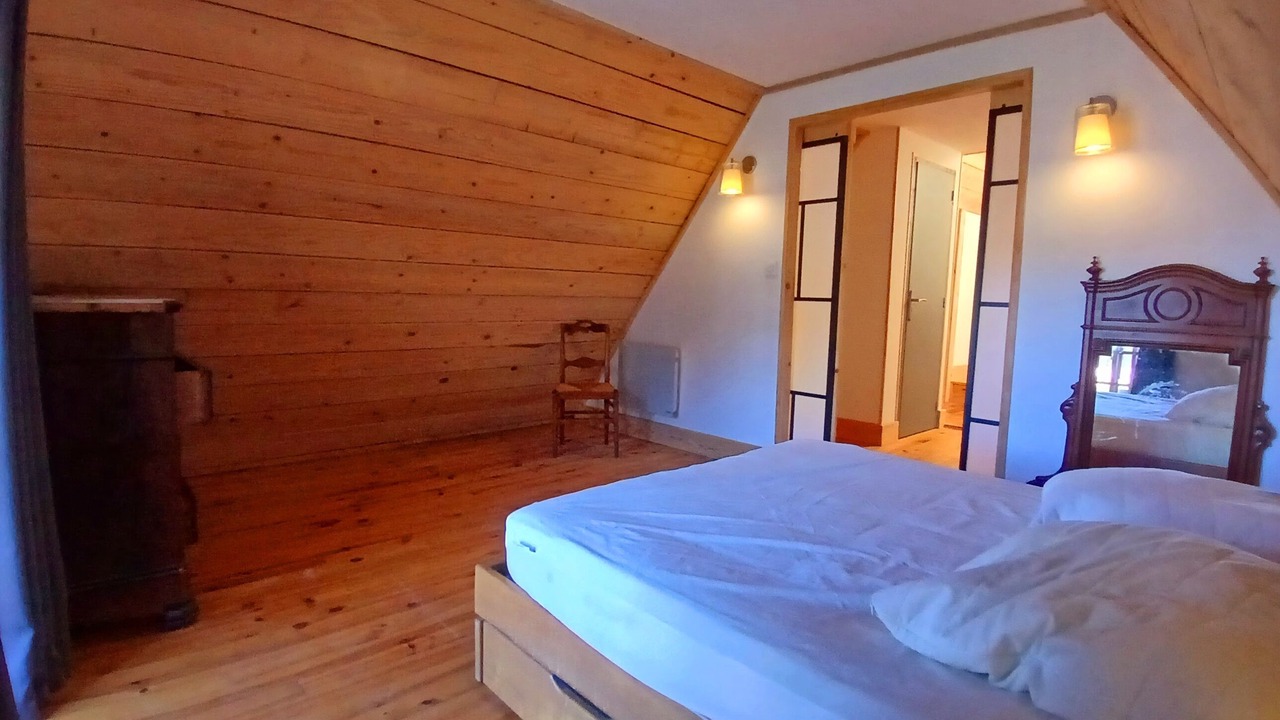 Photo of Bedroom in Campan
