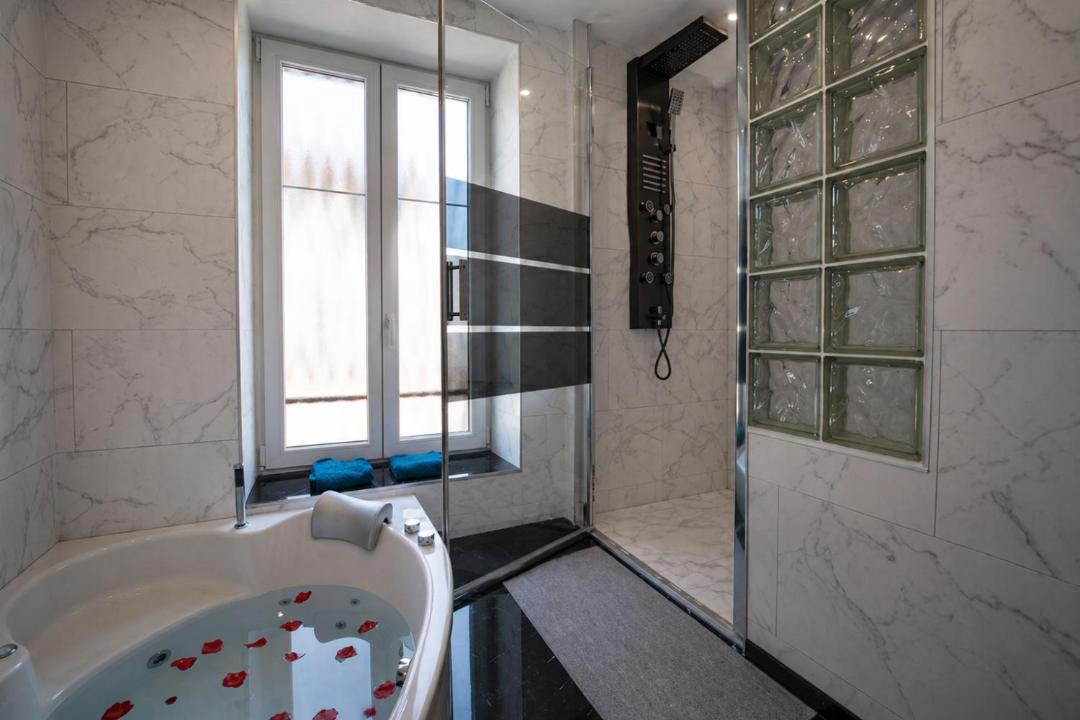 Photo of Bathroom in Poincare - Foch - Anatole France - Croix de Bourgogne