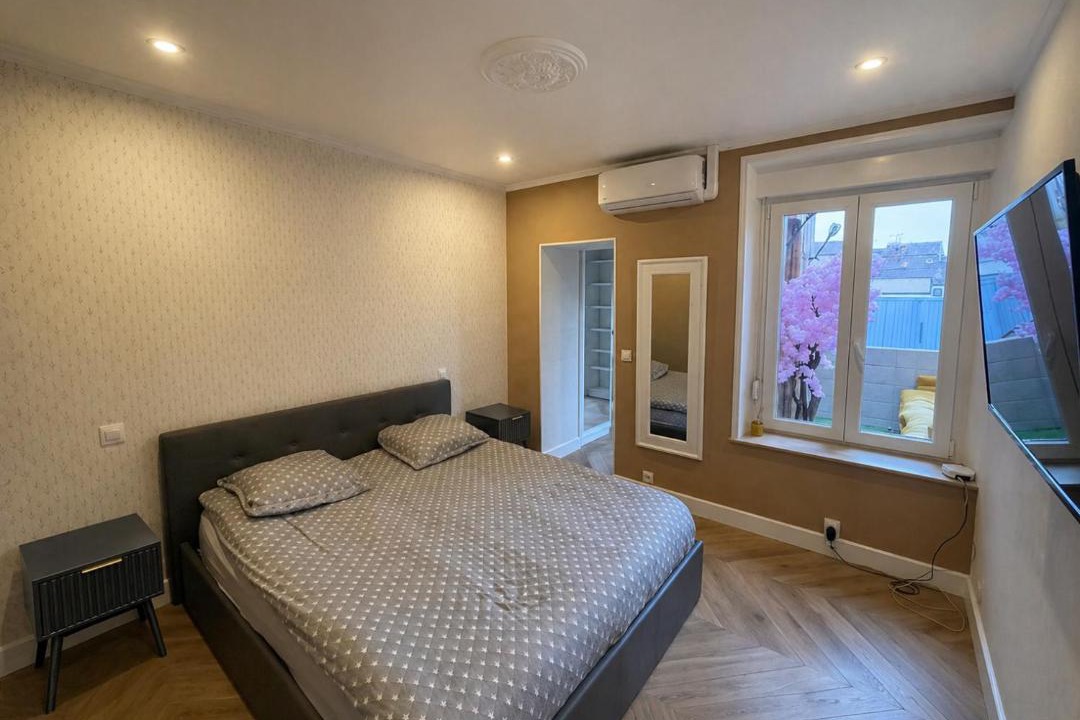 Photo of Bedroom in Poincare - Foch - Anatole France - Croix de Bourgogne