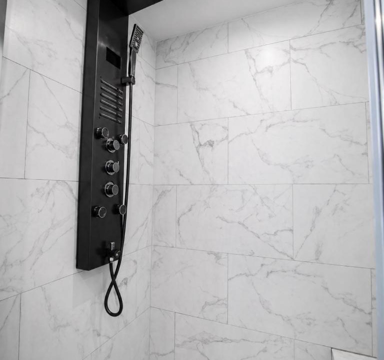 Photo of Bathroom in Poincare - Foch - Anatole France - Croix de Bourgogne