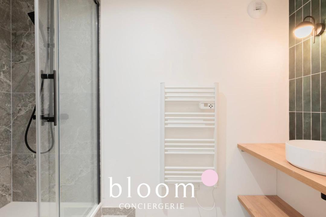 Photo of Bathroom in Poincare - Foch - Anatole France - Croix de Bourgogne