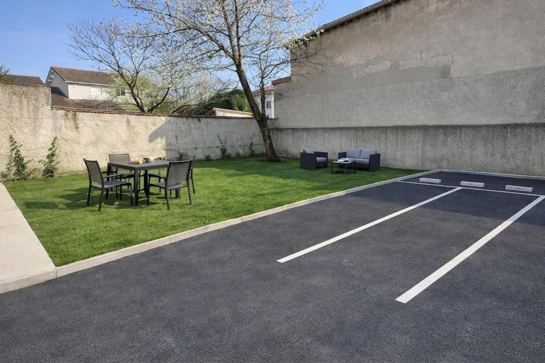 Photo of Others in Bron
