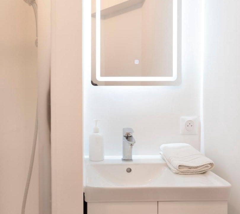Photo of Bathroom in Poincare - Foch - Anatole France - Croix de Bourgogne