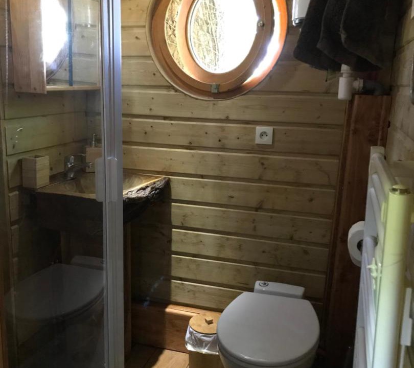 Photo of Bathroom in Outines